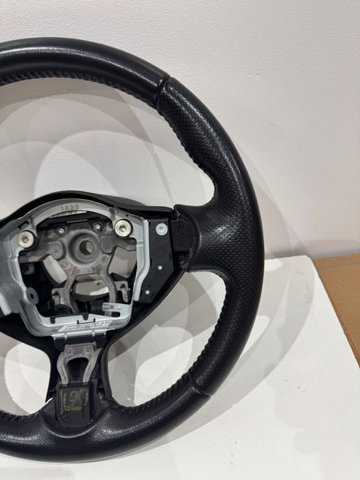 Nissan Juke кожен волан Нисан Джук
