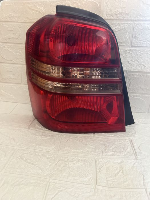 Оригинал Задний левый фонарь на Тойота Хайландер 2002 г
