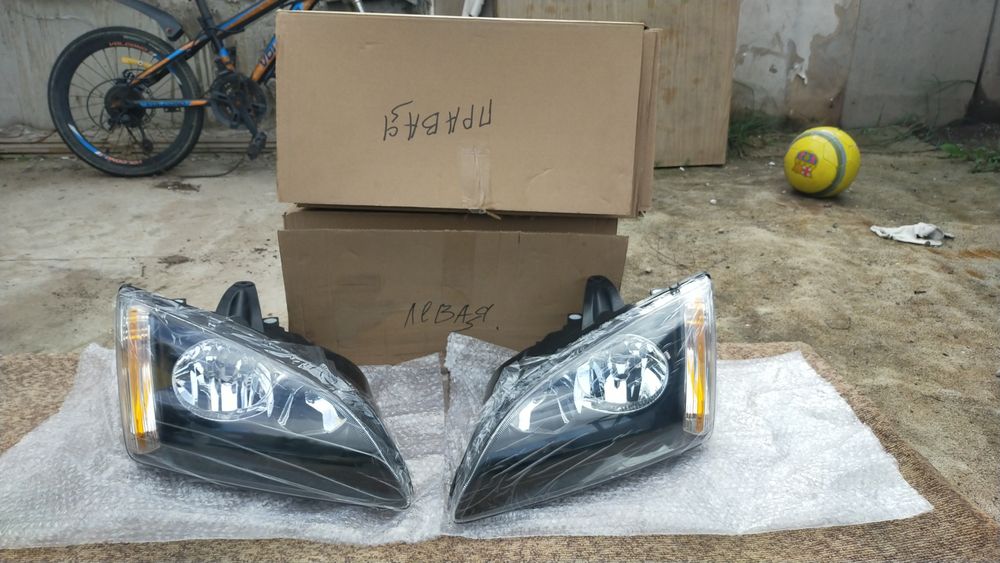 Форд фокус 2-го поколения . Фары  левая сторона и правая сторона.