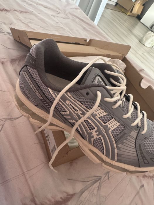 Vand pereche de pantofi Asics marimea 42