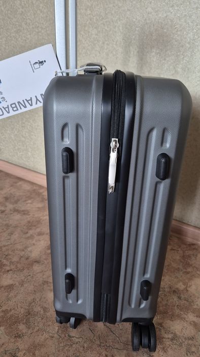 Новый чемодан размер s