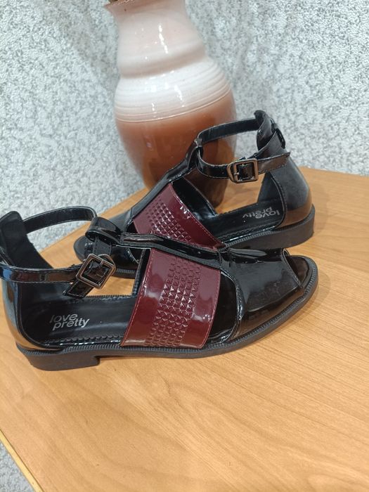 продам босоножки,38 размер,новые