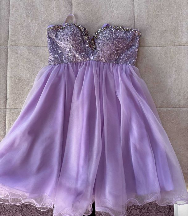 Къса рокля, подходяща за всякакъв повод.