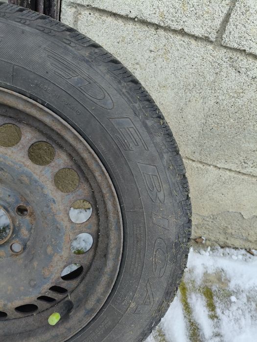 Vând 4 anvelope iarnă cu tot cu jante