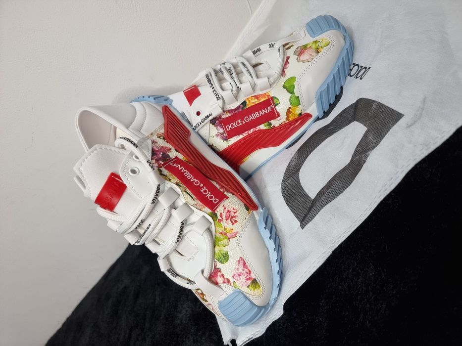 Tenisi sport dama, diferite marimi.