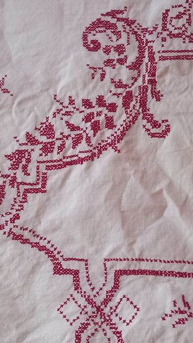 Vand 2 fete de masa mari cusute manual,superbe,modele traditionale