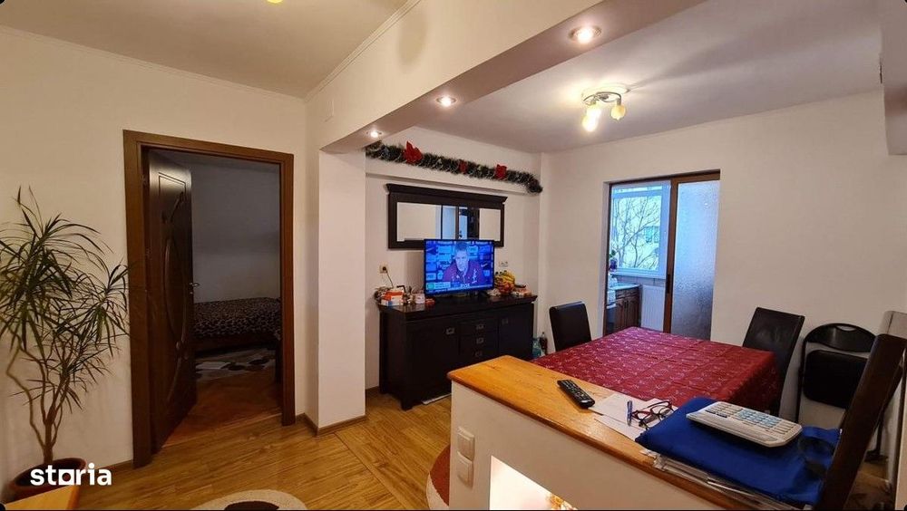 Apartament decomandat 3 camere + living de vanzare in zona Ostroveni