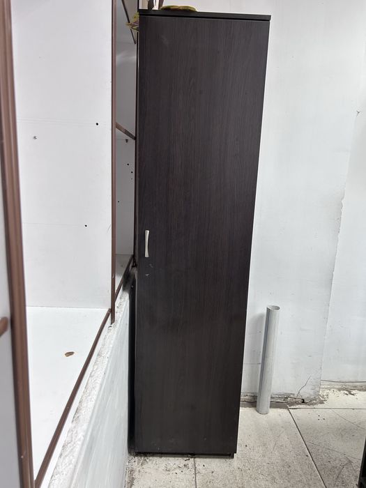 Шкафы со стеклянными полками