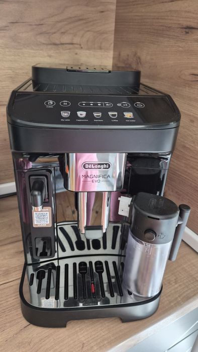 Aвтомат еспресо машина De'Longhi Magnifica Evo ECAM