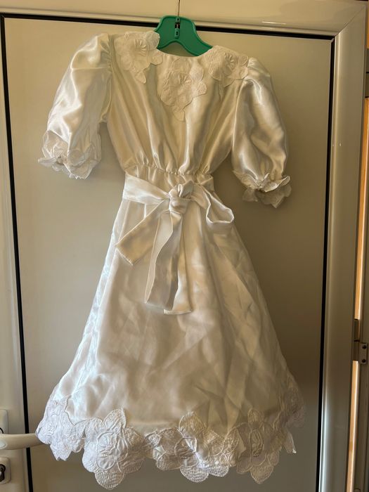 Стилна и красива бяла рокля за принцеса, костум за принц