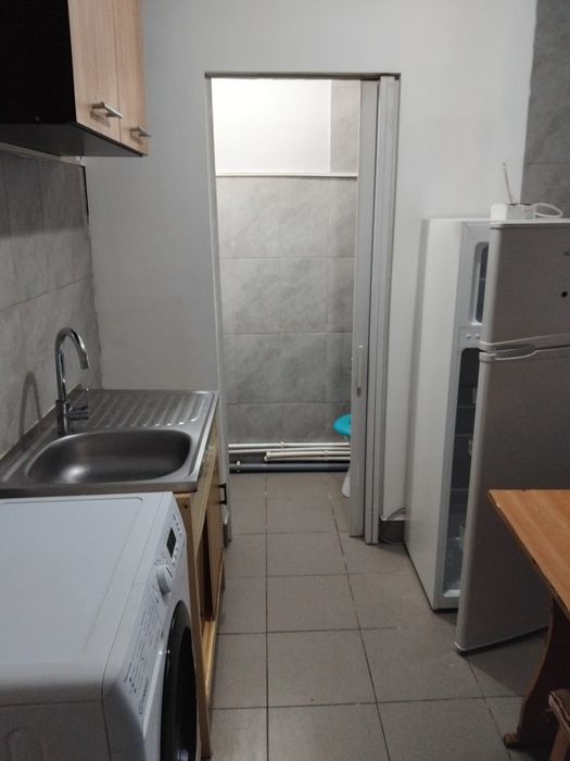 Inchiriez camera la curte