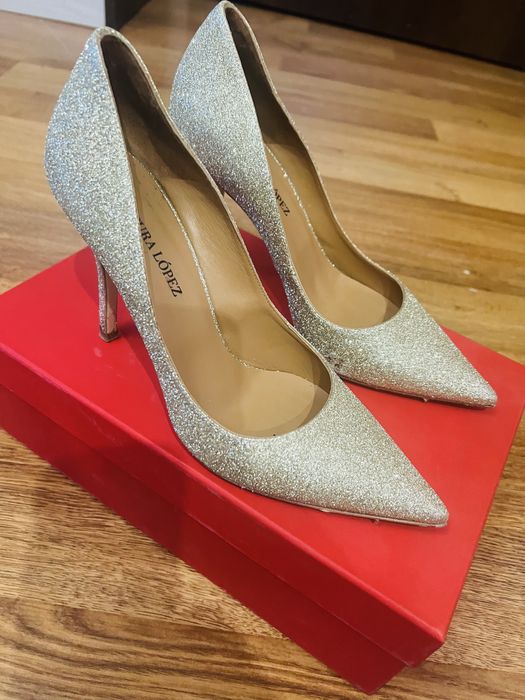 Златисти обувки