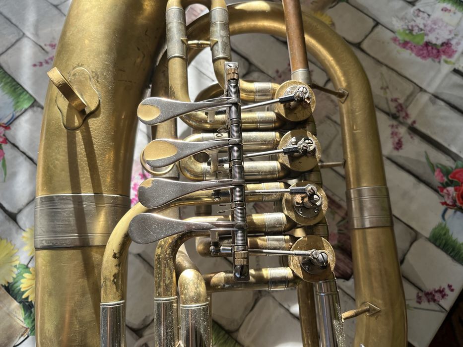 Продавам баритон stagg