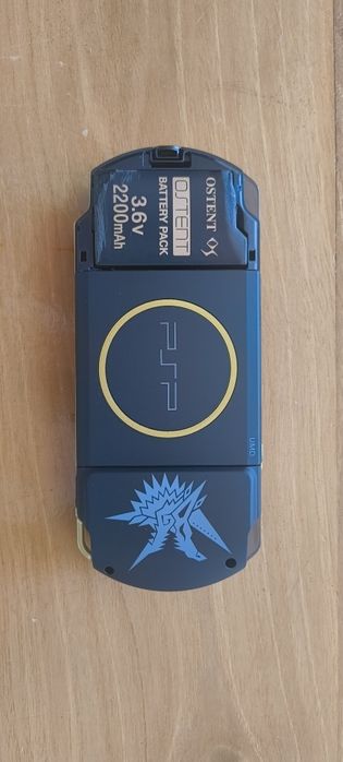 Vând psp 3000 series Monster Hunter Limited Edition  modat