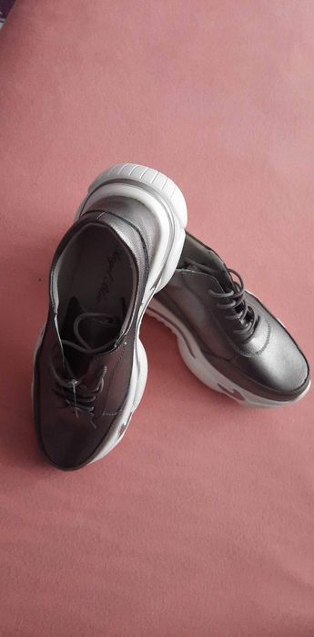 Чисто нови кецове