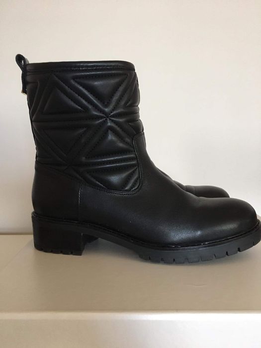 Продавам боти Emporio Armani