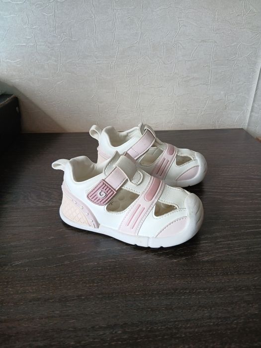 Продам сандали на девочку