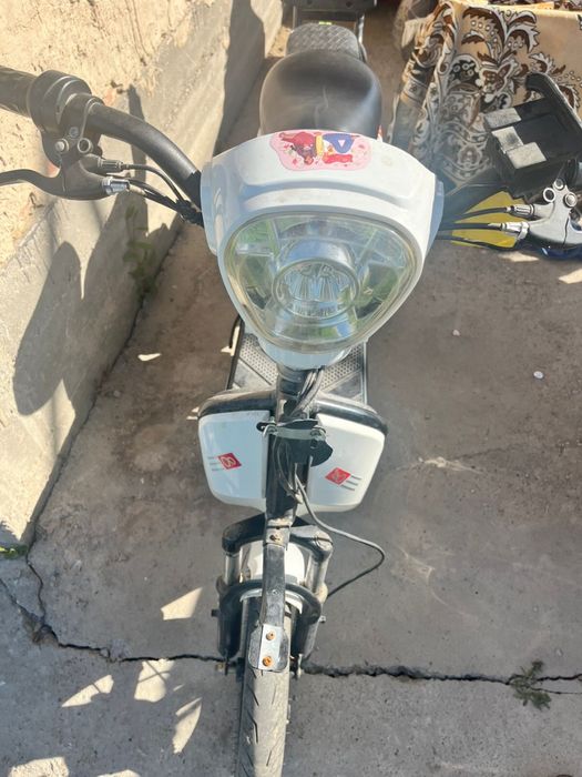 Продам скутер ск8