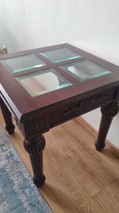 Masuta deosebita pentru servit cafea sau decor