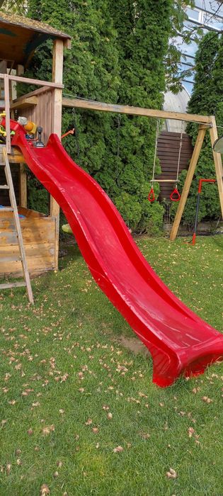 Loc de joaca cu loc de leagane