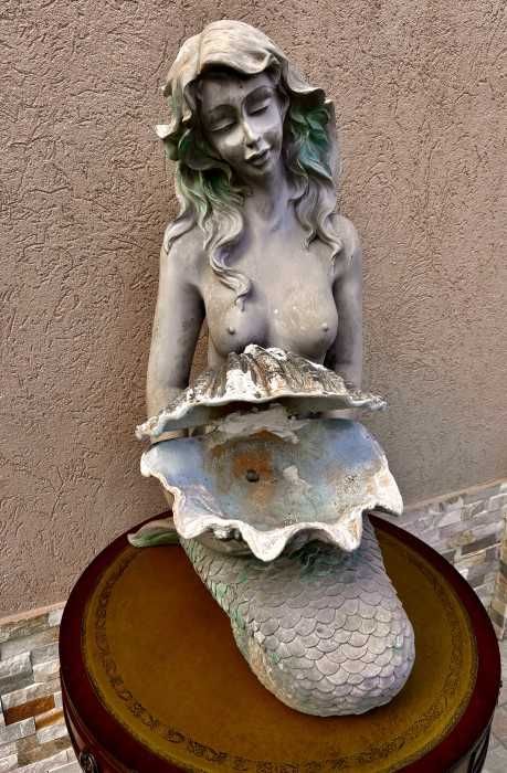 Deosebita statueta-sirena tinand o cochilie-rasina policolora-Anglia