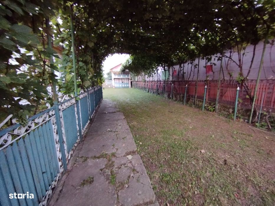 Casă de vânzare cu teren.