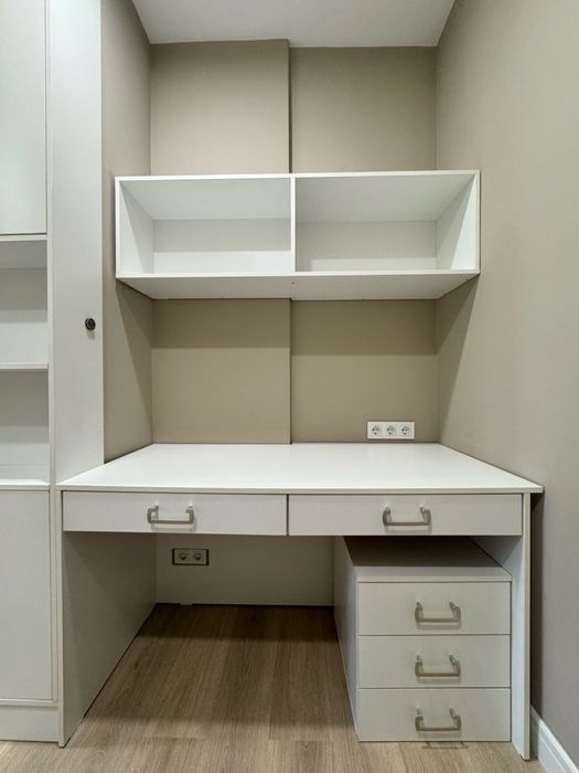 Шкаф, компьютерный стол, полка, кровать,