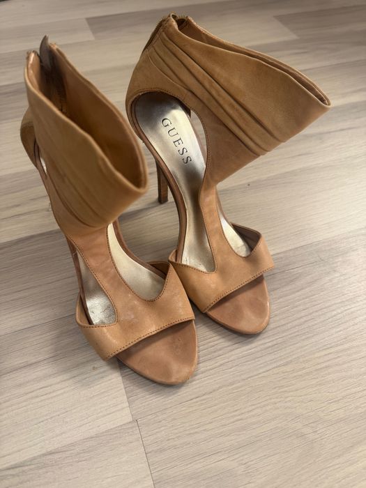 Vând sandale guess