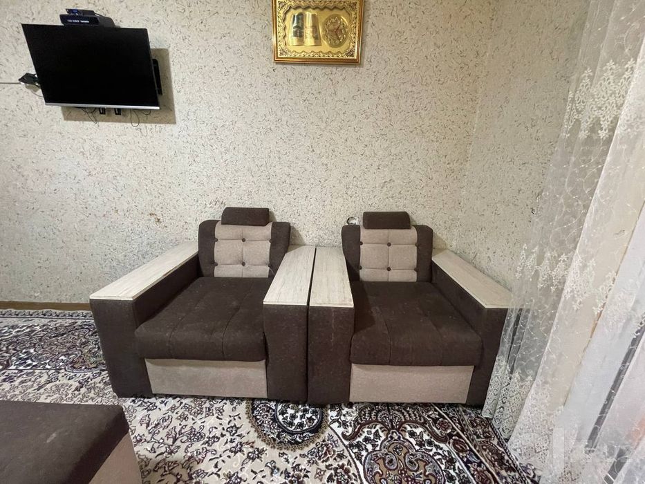 Yumshoq mebel to'plami: Divan, 2 kreslo, 2 pufik va stol