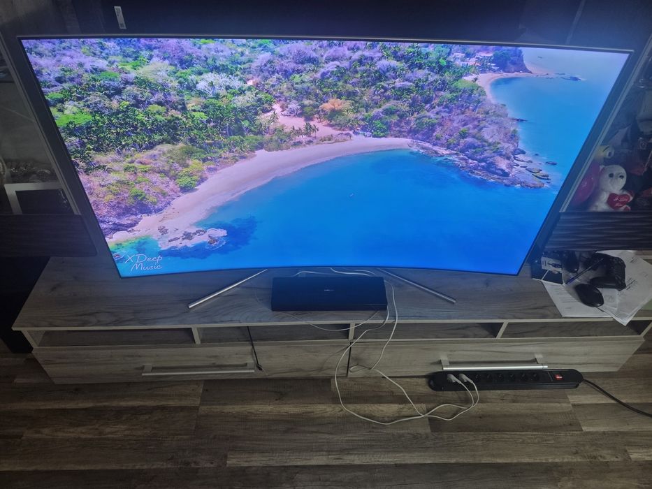 Много висок клас Извит QLED Смарт телевизор Самсунг модел QE55Q7C с уникална картина и One Box приемник