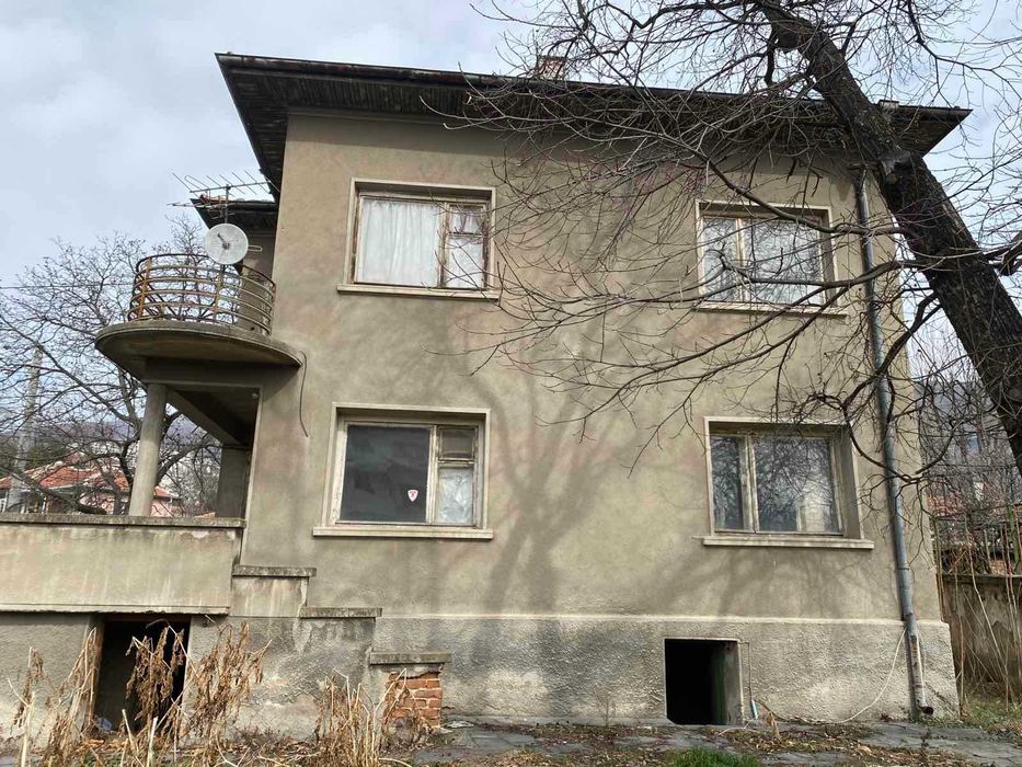 КЪЩА с РЗП 160 кв.м., двор 566 кв.м., град Карлово