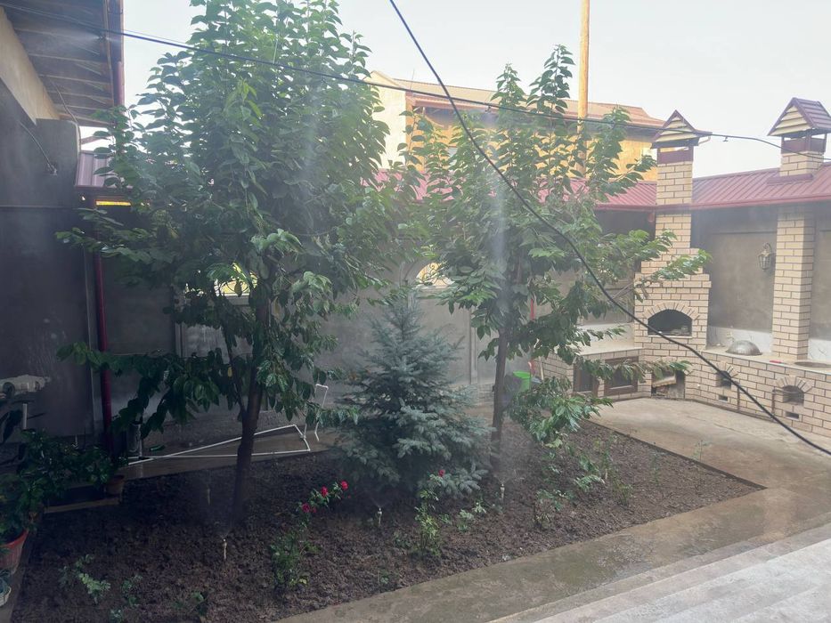 Уй сотилади 3 сотик яшаш жойи 450 кв м