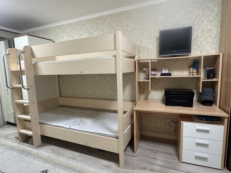 Продам двухярусная кровать и компьютерный стол