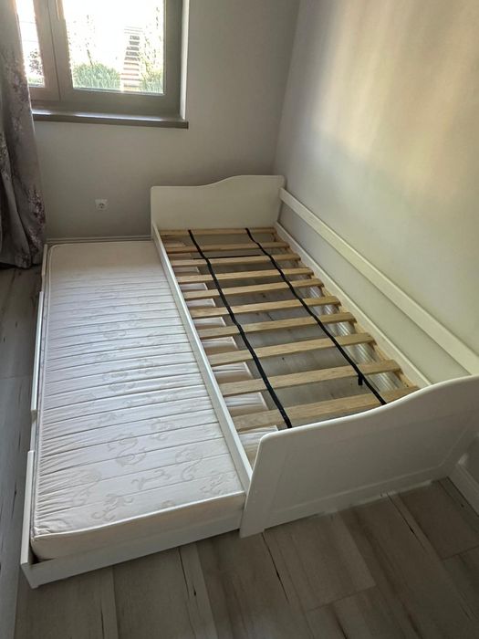 Vând pat de o persoana, cu 2 saltele incluse,, dimensiune  210*90cm . Patul este din lemn și este în stare buna de utilizare.