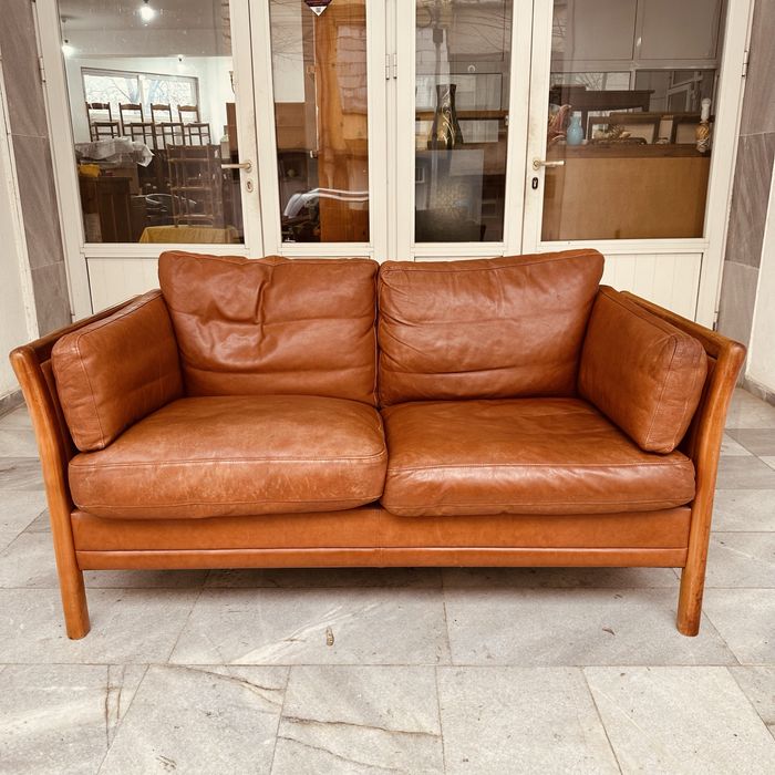 Двуместен  датски диван естествена кожа с масивна дървена конструкция