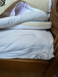 Pat matrimonial 200x200 cm stejar masiv saltele calitate cu topper nou si protecție saltea si noptiere cu sertare, puțin folosit
