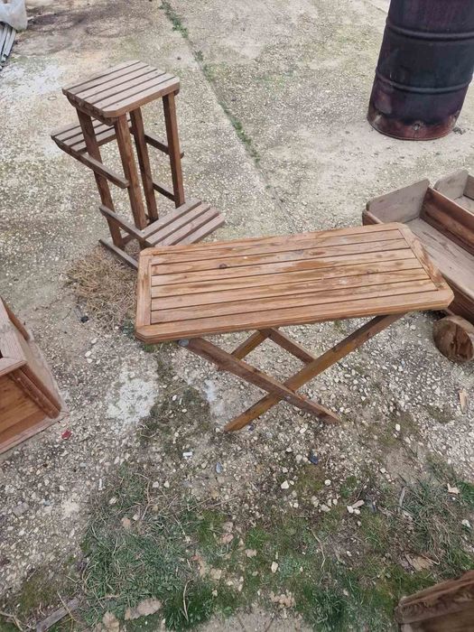 Дървени столове и орнаменти за градина