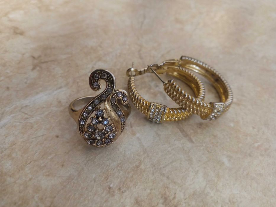 Кольцо разм 18-19, серьги и украшения.Цена 50 тыс за все