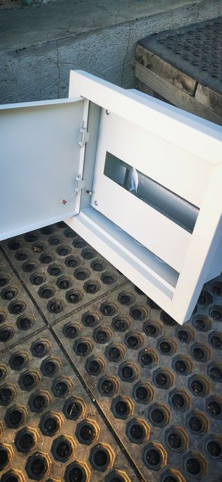 Продам щит металлический под автоматы ШРВ-12