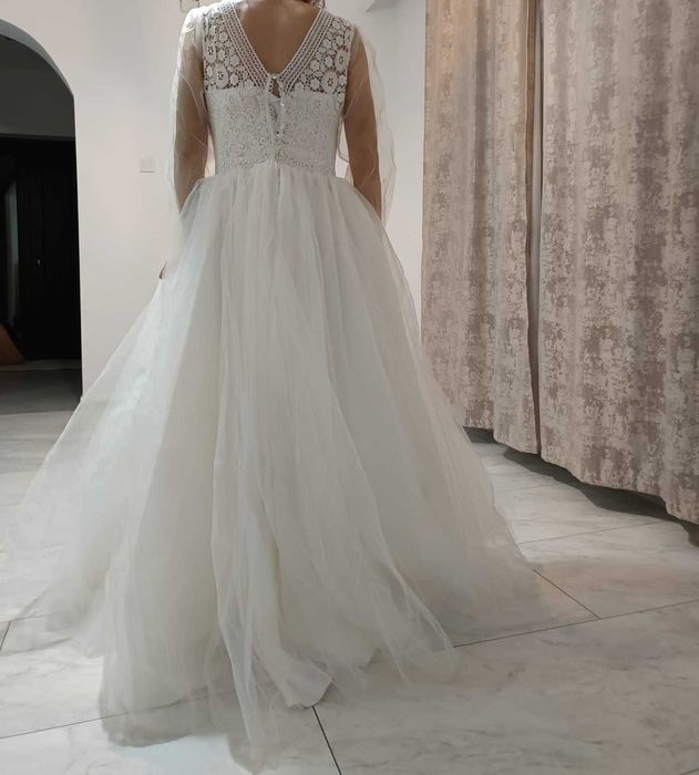 Vând rochie de mireasă nouă. Marimea S-M, corset, dantelă, broderie.