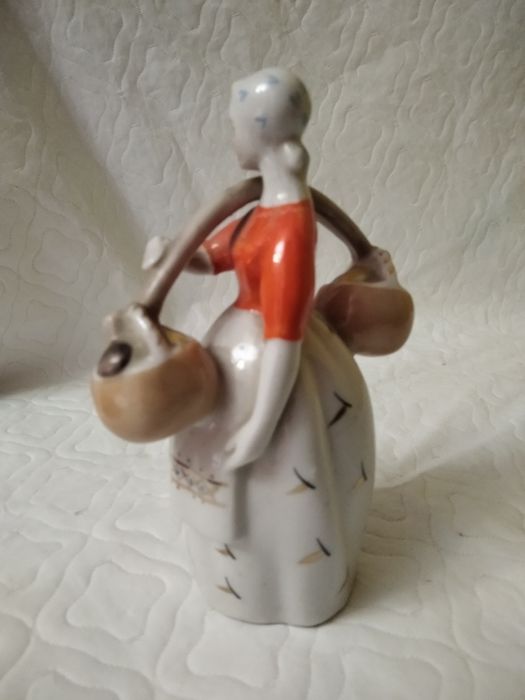 Статуэтка  девушка с грибами