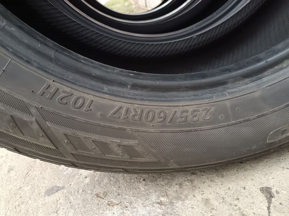 Продам комплект шин 235/60R17