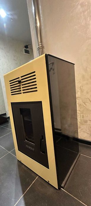 Пелетна камина Burnit 10 kW – много запазена, готова за отоплителния сезон