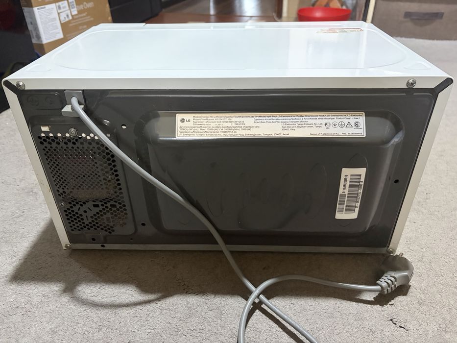 Продаю микроволновку LG MS2042DY.Электрочайник в подарок.
