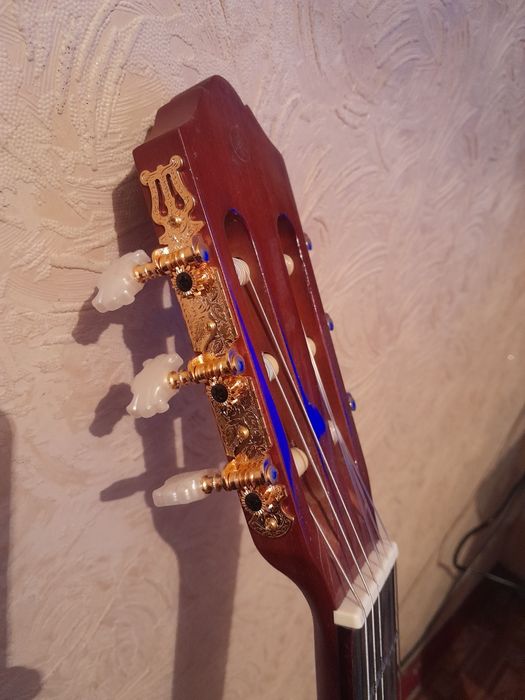 Продам гитару YAMAHA С70