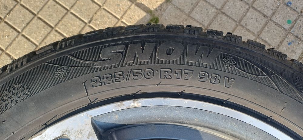 ЗИМНИ  гуми 17цола 225/50 .САМО ЛИЧНО ПРЕДАВАНЕ