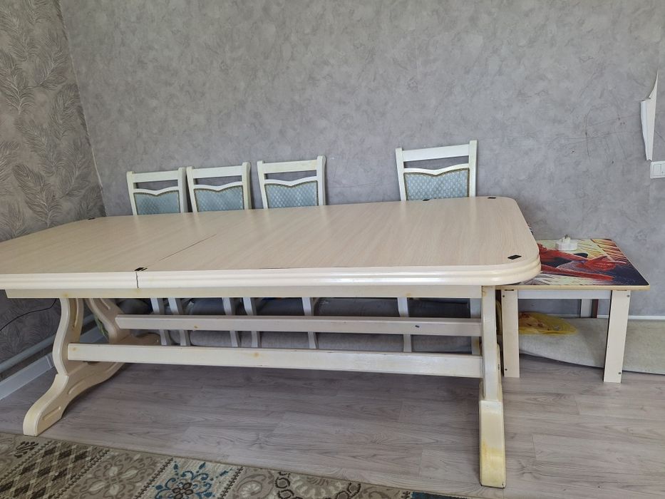 Стол в гостиную можно  со стульями