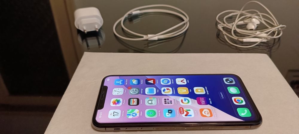 iPhone 11 pro max 256 GB  black se prezintă bine