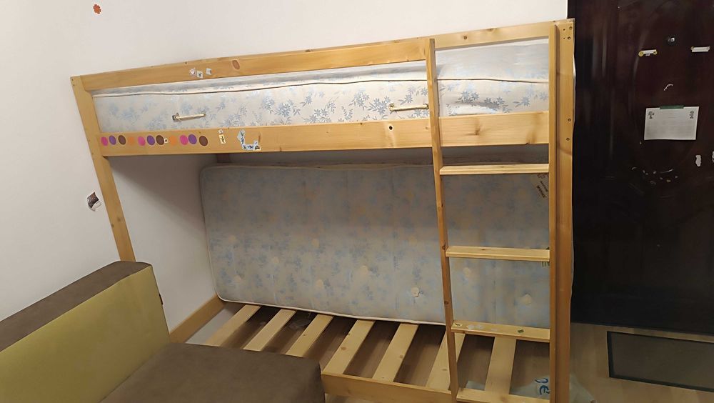 Vând pat supraetajat