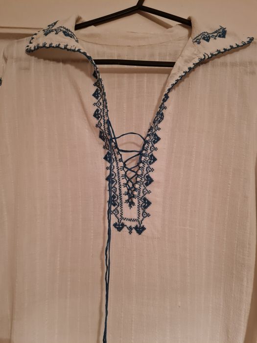 Автентични традиционни бродирани ризи за носия и престилки